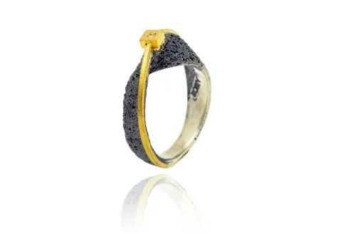 Anillo Moebius estrecho, hilo de oro y diamante en engaste cuadrado de oro