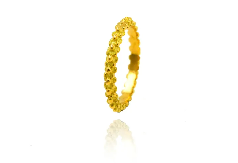 Anillo Eteri de oro texturizado