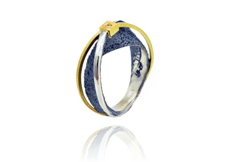Anillo Moebius texturizado, hilo de oro y diamante en engaste cuadrado de oro