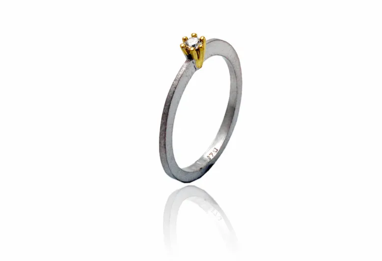Ring Nil, rodiertes Silber und Gold mit Diamant