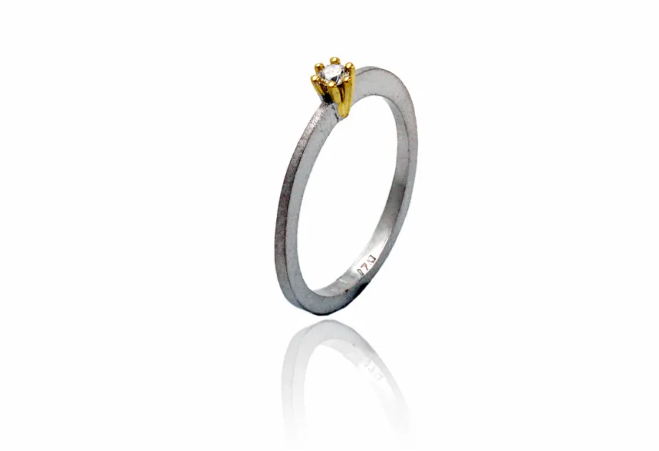 Ring Nil, rodiertes Silber und Gold mit Diamant