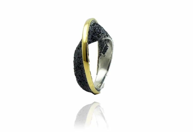 Anillo Moebius, texturizado con hebra de oro