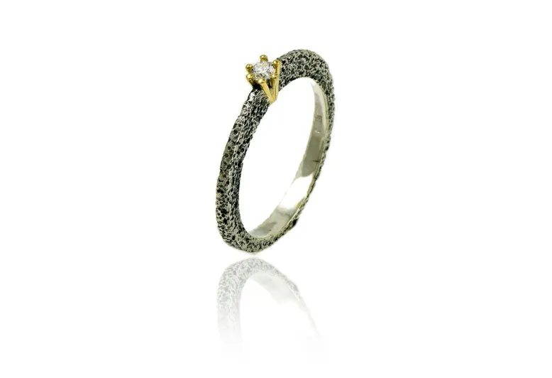 Anillo texturizado Nil, plata, oro y diamante en engaste hexagonal