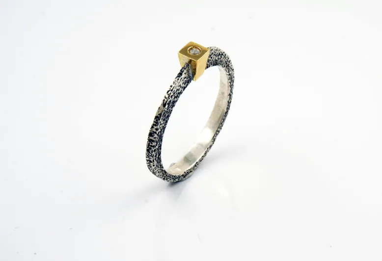 Anillo texturizado Nil, plata, oro y diamante en engaste piramidal