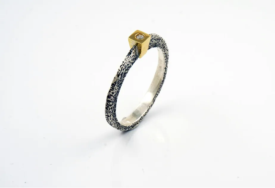 Anillo texturizado Nil, plata, oro y diamante en engaste piramidal