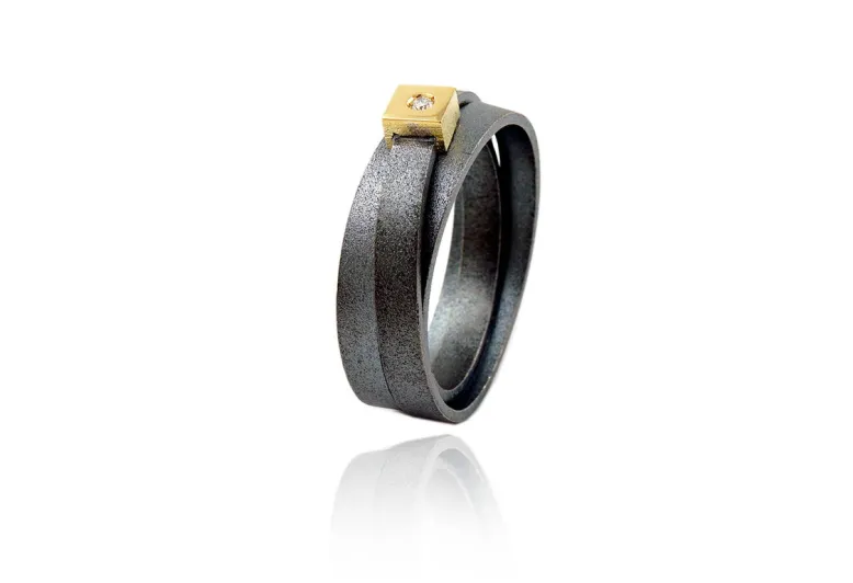 Anillo Lux, plata con diamante en engaste de oro