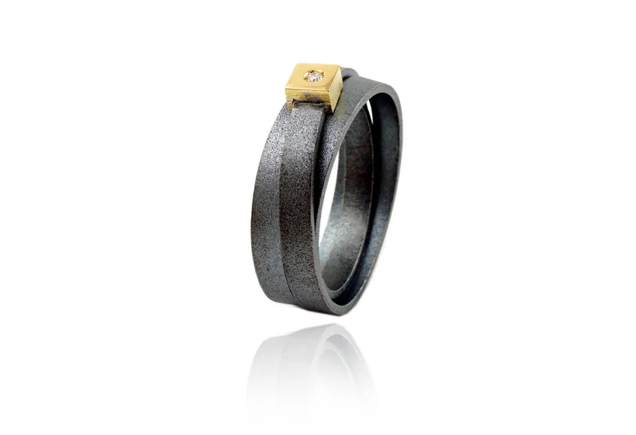 Anillo Lux, plata con diamante en engaste de oro