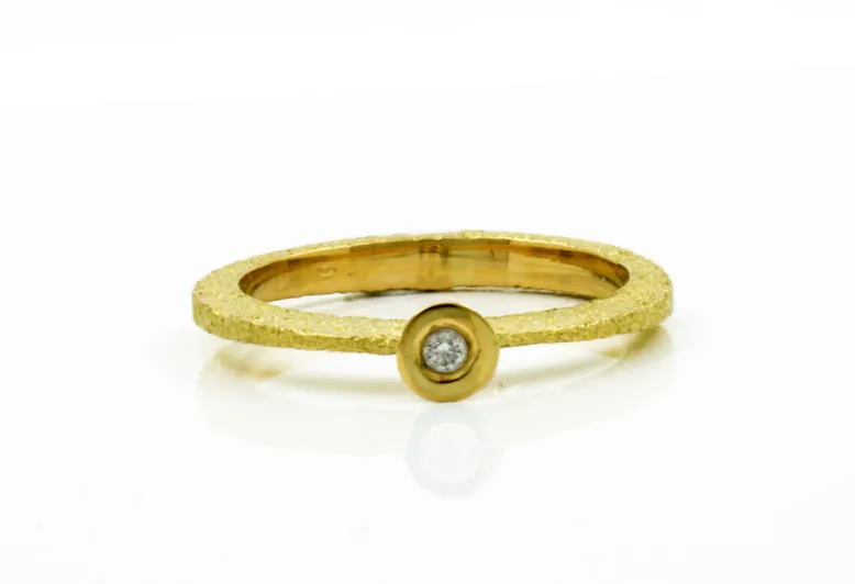 Anillo de oro Nil con diamante en engaste cónico