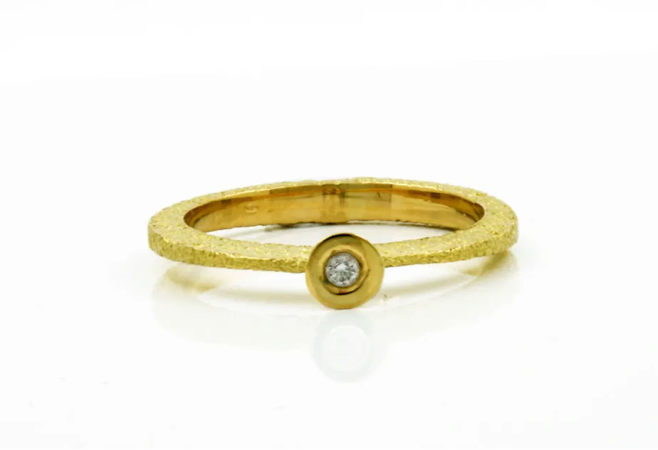 Anillo de oro Nil con diamante en engaste cónico