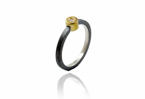 Glatter Ring Kora, mit Diamant in grosser runder Fassung