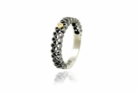 Anillo perforado de oro Panot con diamantes