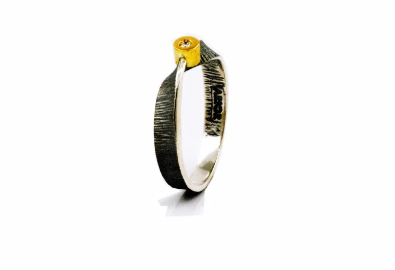 Anillo estrecho Moebius con brillante en engaste de oro