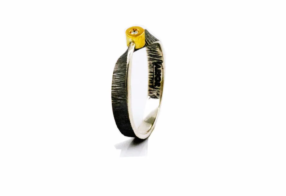 Schmaler Ring Moebius mit Brillant in Goldfassung