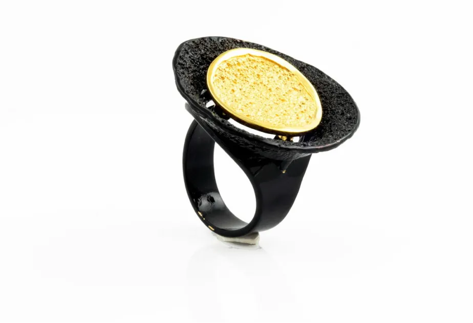 Anillo Runa negro dorado premium