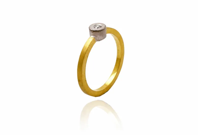 Glatter Ring Kora , Gold und Diamant