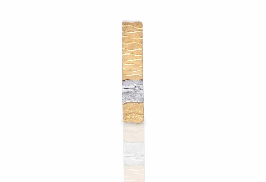 Kleiner Anhänger Delta, Gold und Weißgold mit Diamant