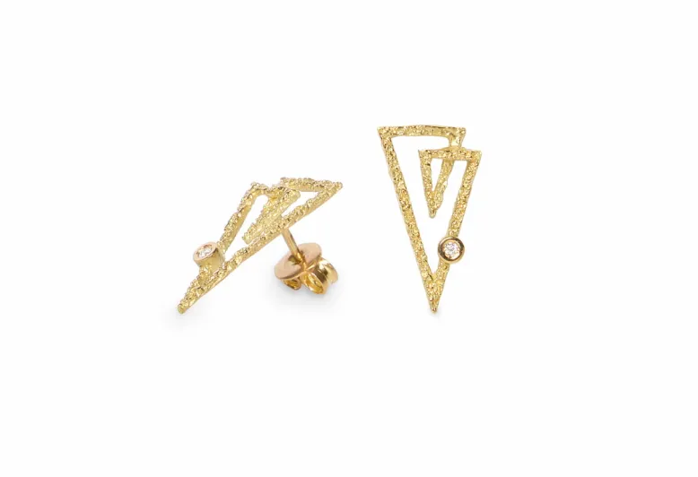Pendientes triangulares texturizados Zoom, oro con diamante