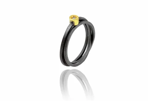 Anillo Lux de plata, 1mm, diamante en engaste redondo de oro