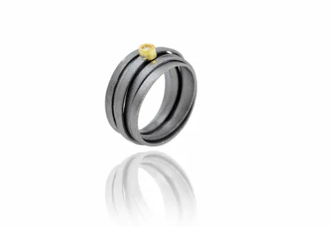 Anillo ancho Lux de plata, diamante en engaste redondo de oro