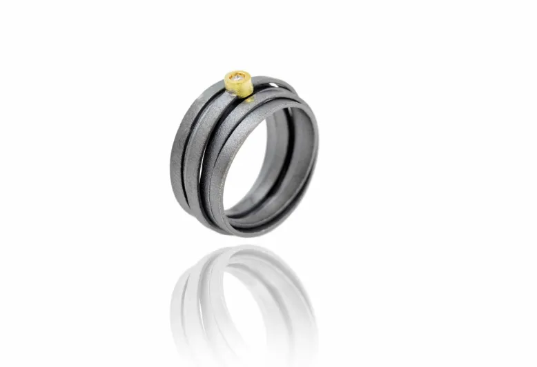 Anillo ancho Lux de plata, diamante en engaste redondo de oro