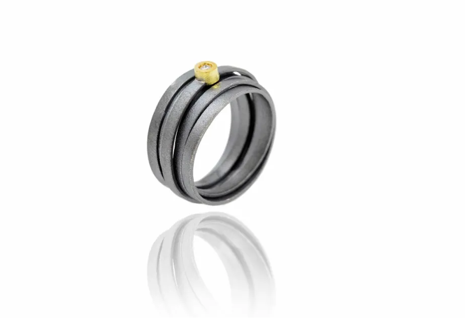 Anillo ancho Lux de plata, diamante en engaste redondo de oro