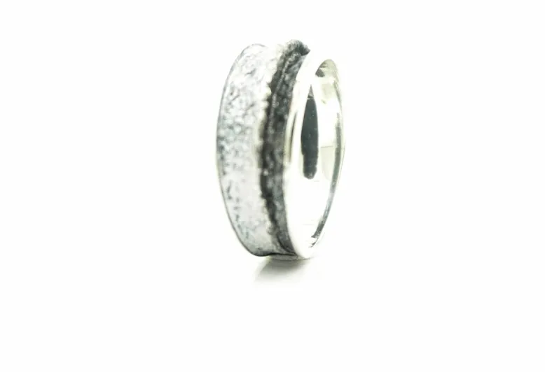 Kleiner grauer Ring Troia