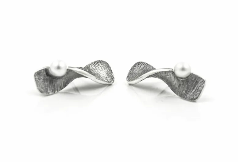Kleine Ohrringe Möbius mit Perle
