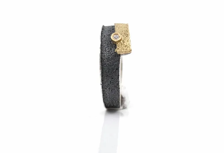 Trai ring with brilliant