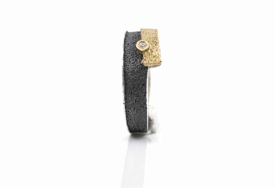 Trai ring with brilliant