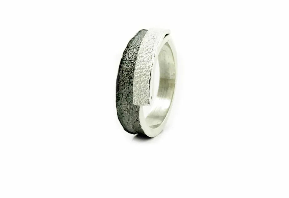 Anillo Trai, plata mate y oxidada