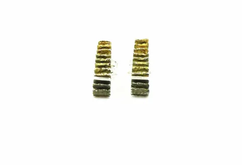 Junc medium narrow green linchen earrings
