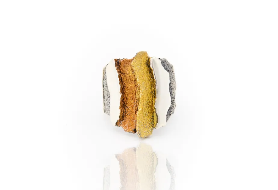 Carban ochre ring