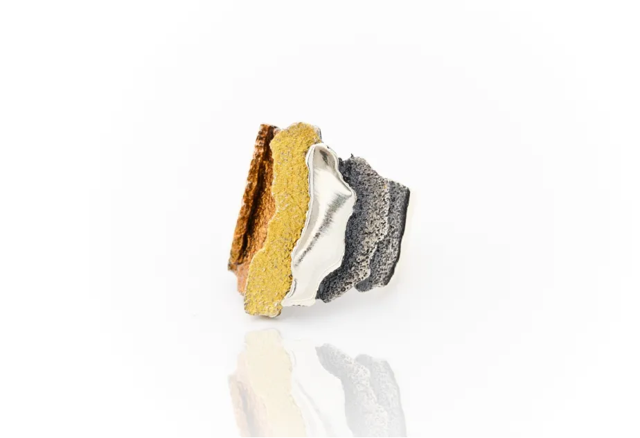 Carban ochre ring