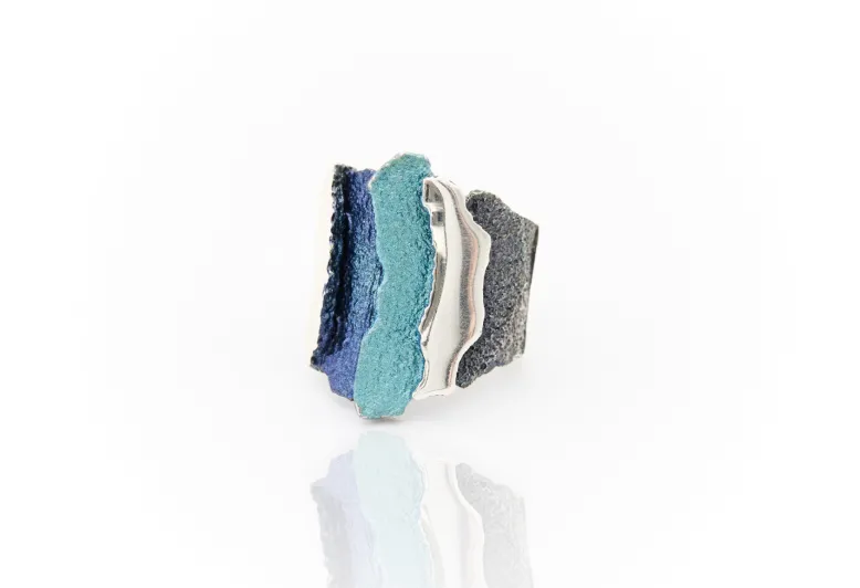 Anillo Carban azul, plata con pigmentos naturales