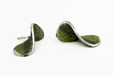 Moebius green earring