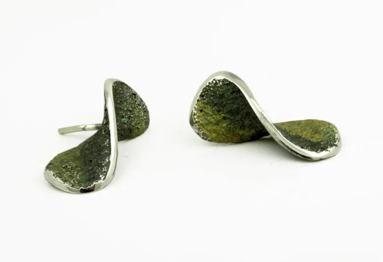 Moebius green earring