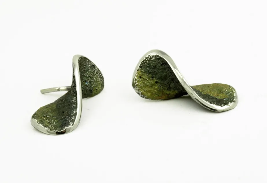 Moebius green earring