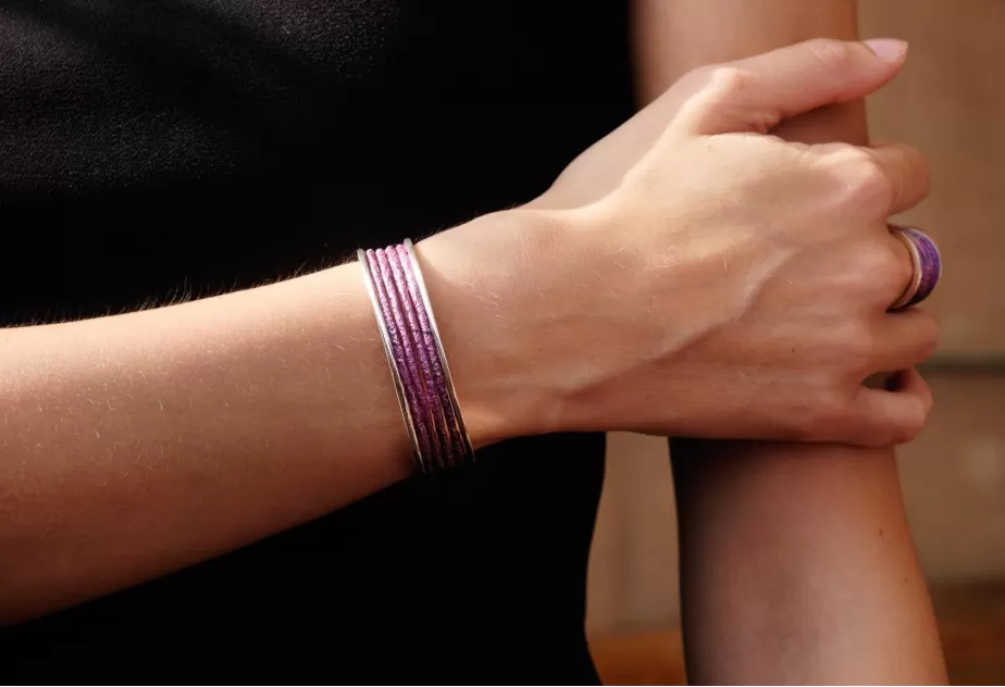 Dynamic violet bracelet
