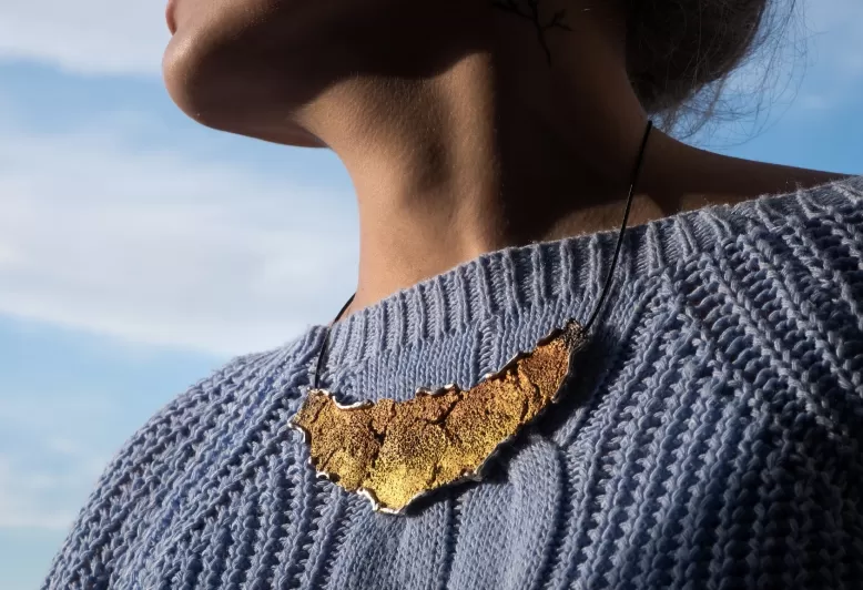 Großer ockerfarbener Anhänger Collier Intenzza