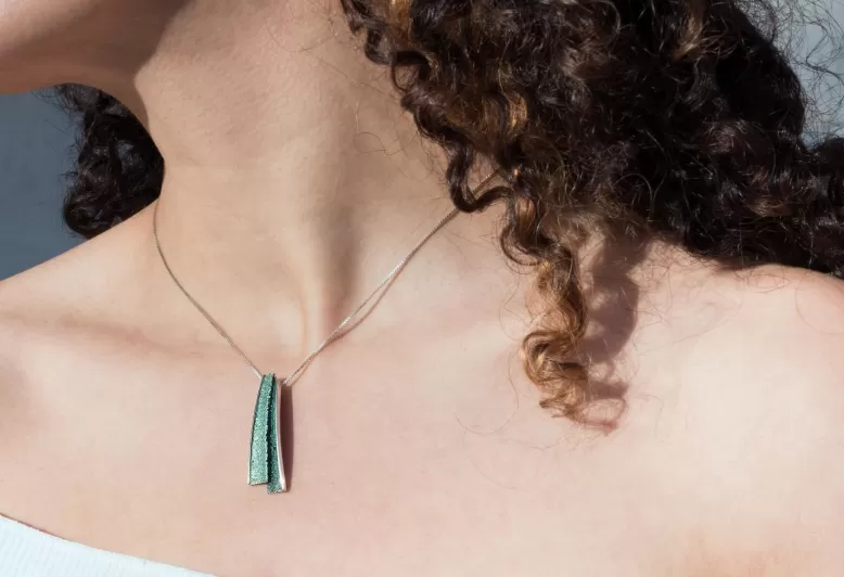 Small emerald-green Troia pendant