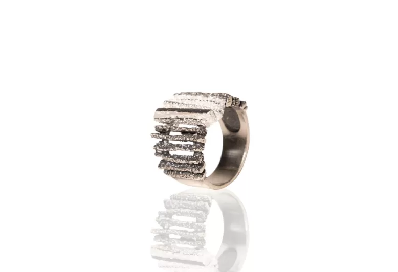 Schwarz-weisser Ring Junc
