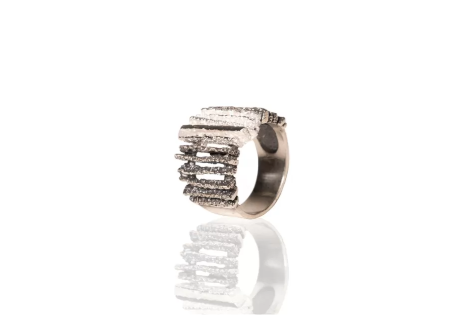 Schwarz-weisser Ring Junc