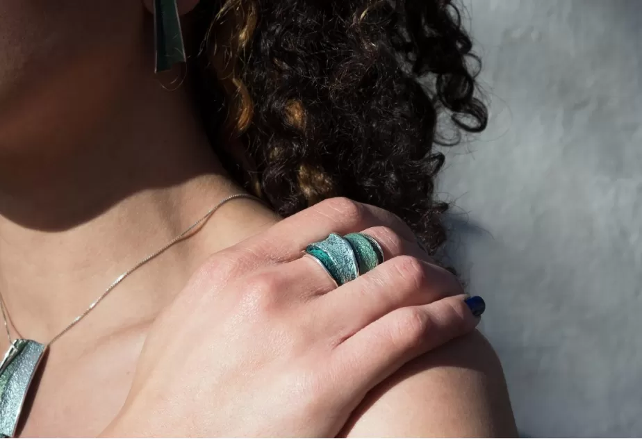 Big emerald-green Troia ring