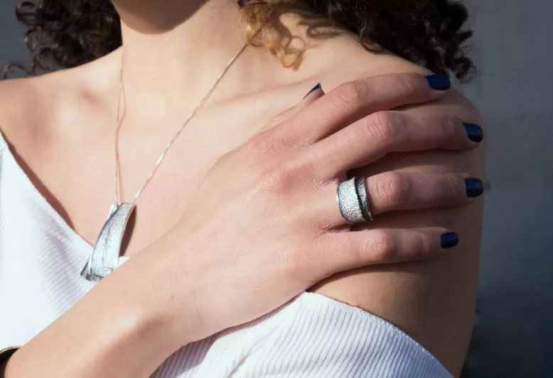 Kleiner grauer Ring Troia