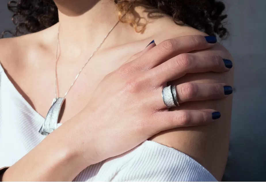 Kleiner grauer Ring Troia