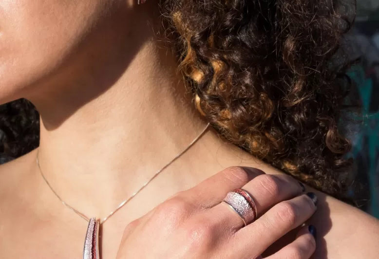 Kleiner roter Ring Troia