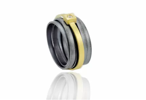 Anillo ancho Lux, con hilo de oro y diamante en engaste cuadrado de oro