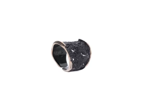 Anillo Intenzza negro dorado grande