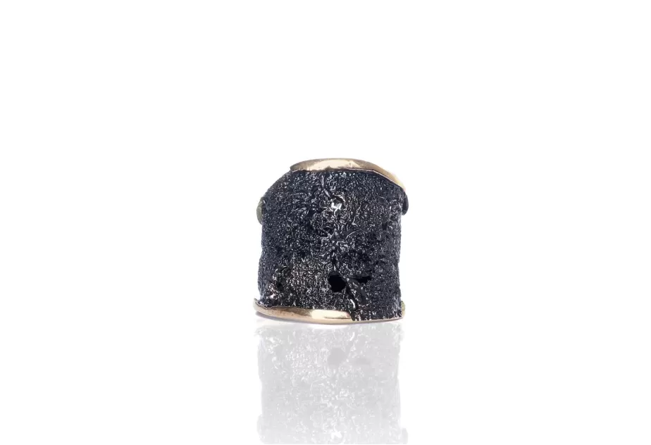 Anillo Intenzza negro dorado grande