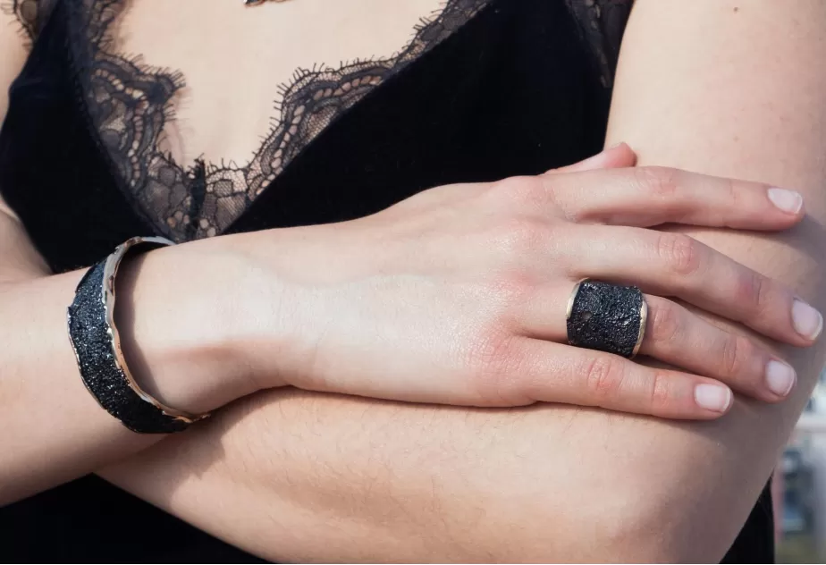 Großer GoldenBlack Ring Intenzza